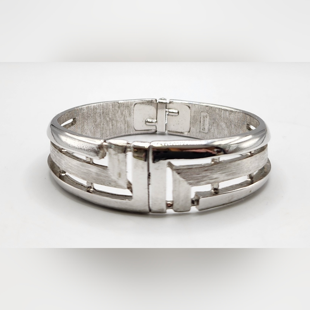 Vintage Crown Trifari Silver Tone Bangle Bracelet Clamper 14$